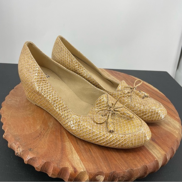 Stuart Weitzman Nicetie Tan Snakeskin Bow Leather Wedge Heel Size 9 snake - Picture 2 of 7